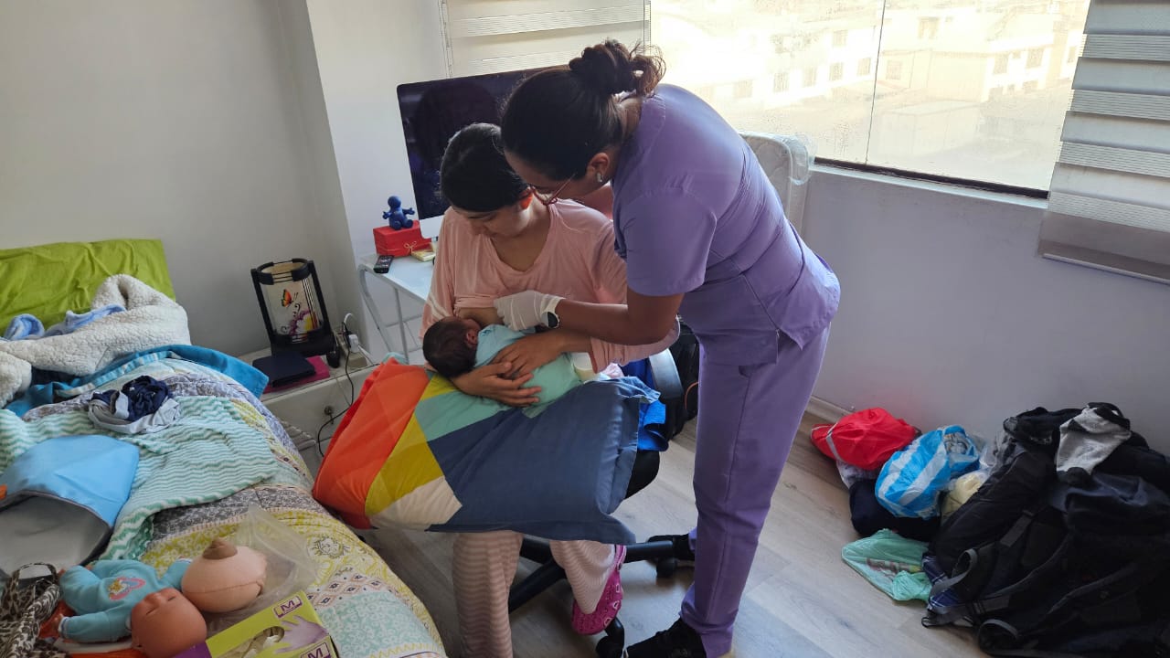 Cristina Puente acompañando a una madre en su proceso de lactancia