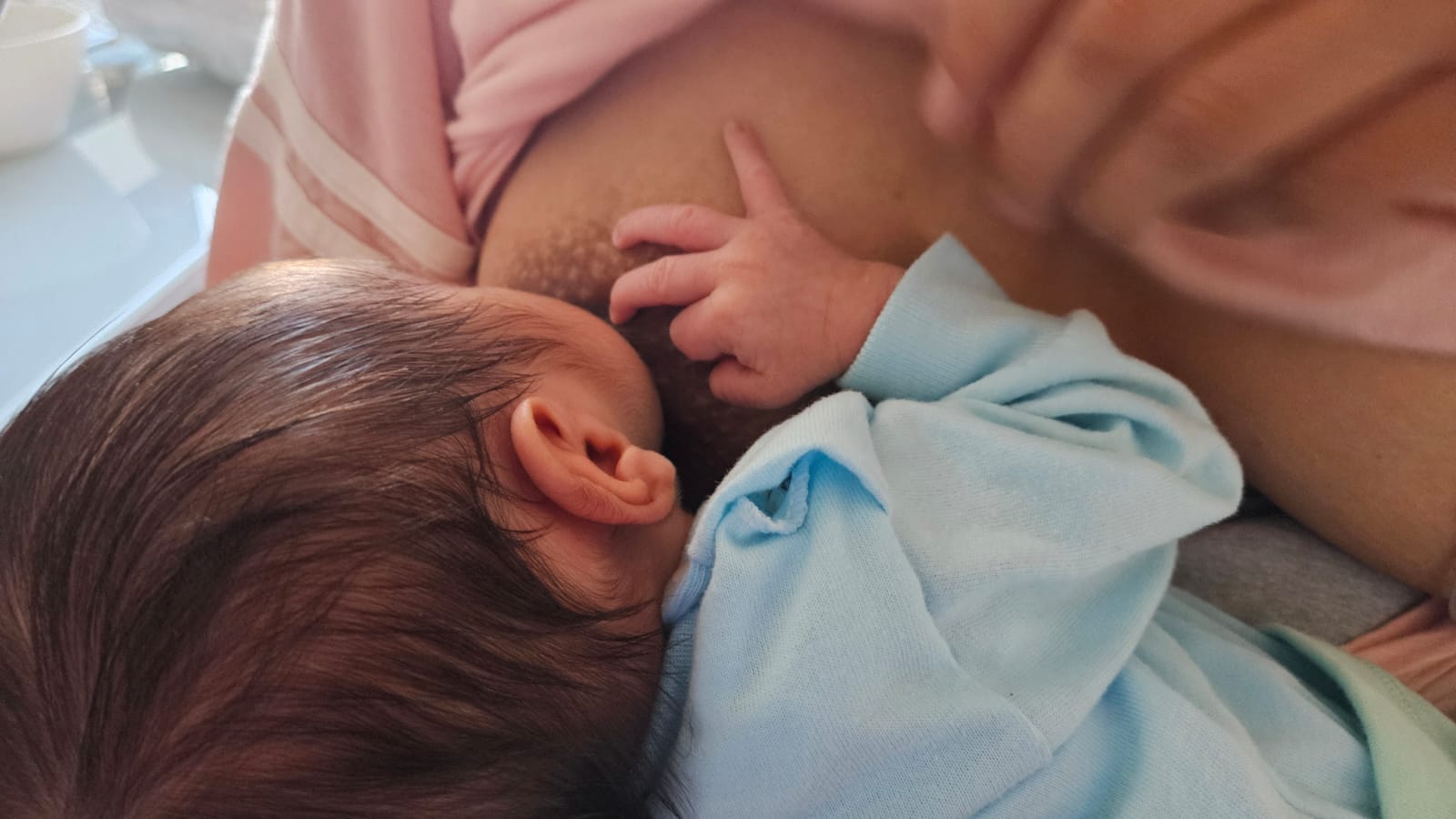 Bebé lactando - Acompañamiento profesional en lactancia